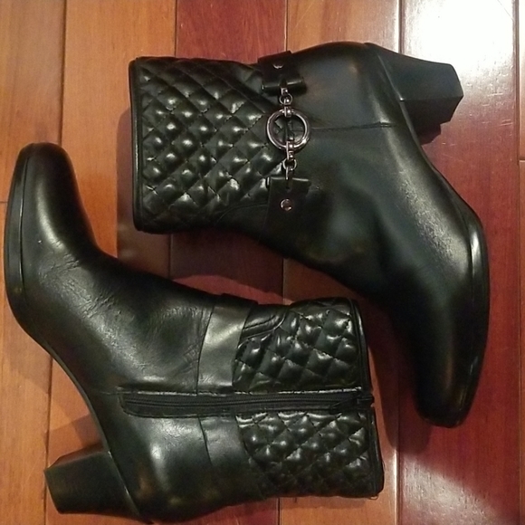 Munro Shoes - Host pick! New Munro just above ankle boots in black leather, size 6W